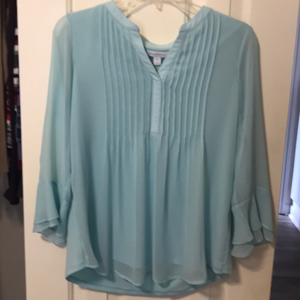 Light flowing mid sleeve blouse